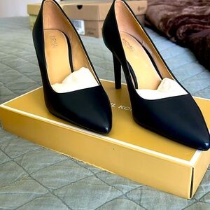 Michael Kors, Dorothy flex pump admiral blue leather size 7